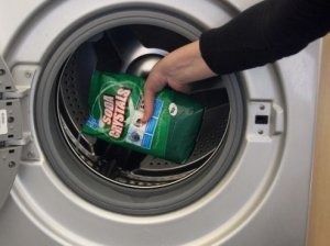 Thực hư về gói bột tẩy vệ sinh lồng giặt đang được ưa chuộng hiện nay